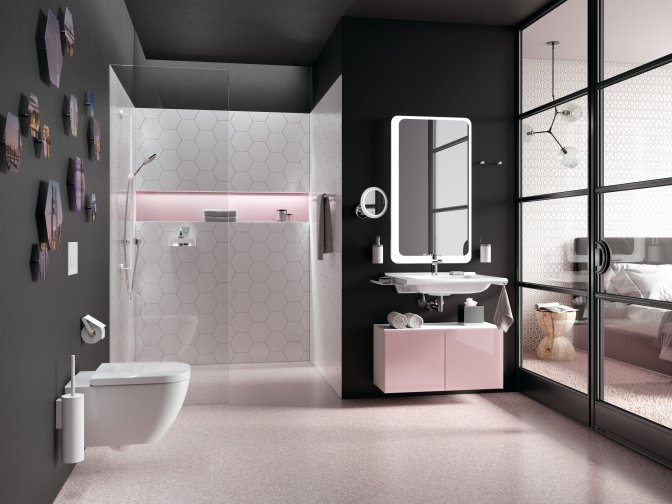 Hotelbadezimmer mit Waschplatz, Duschbereich und WC