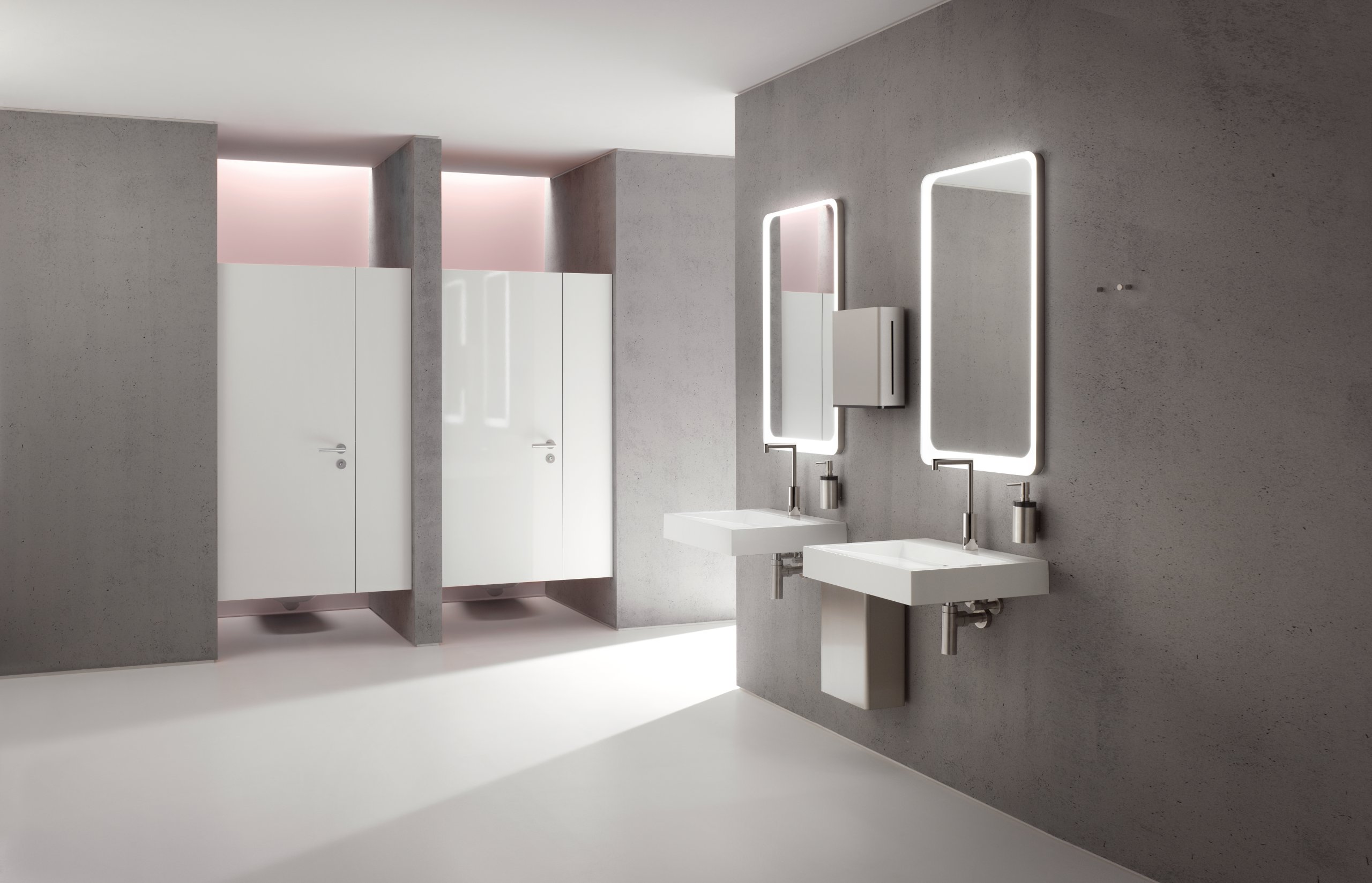 Öffentlicher WC-Bereich mit Waschbecken und Spiegel ausgestattet mit Abfallbehälter, Seifen- und Papierhandtuchspender