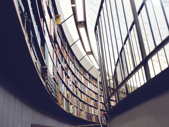 Bibliothek mit einer abgerundeten Wand voller Bücher